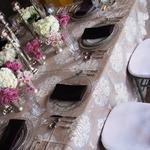 优雅的桌子显示与定制亚麻布, 银边玻璃板, 烛棒, 粉色和白色的玫瑰